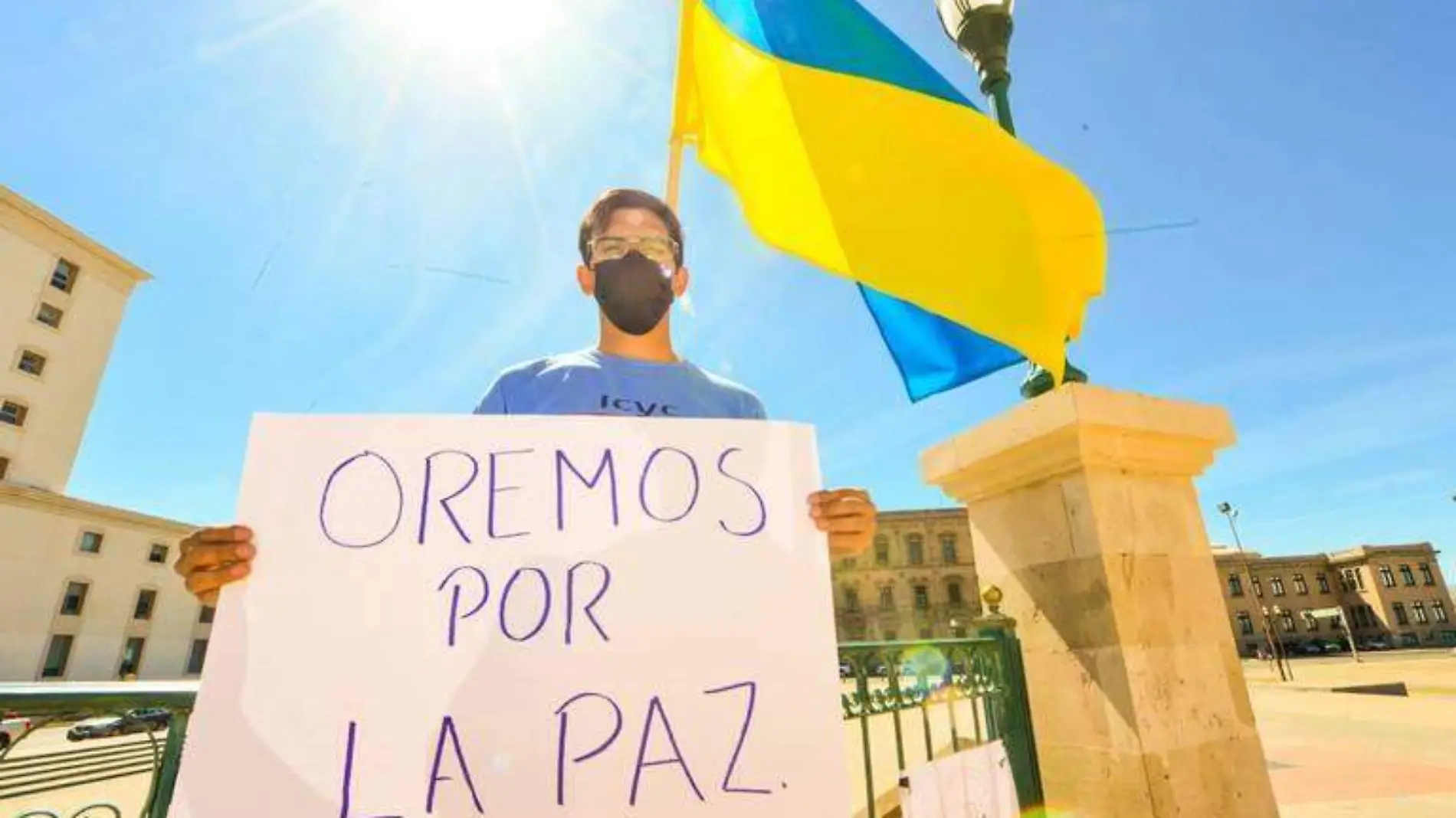 plantan bandera de Ucrania en ángel de la libertad